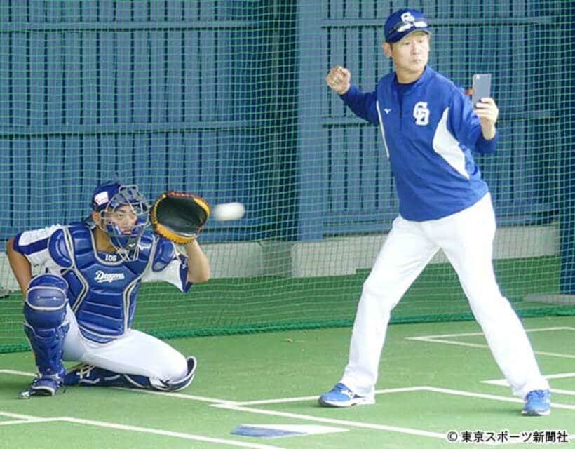  右打席に入り、スマホ撮影する阿波野コーチ