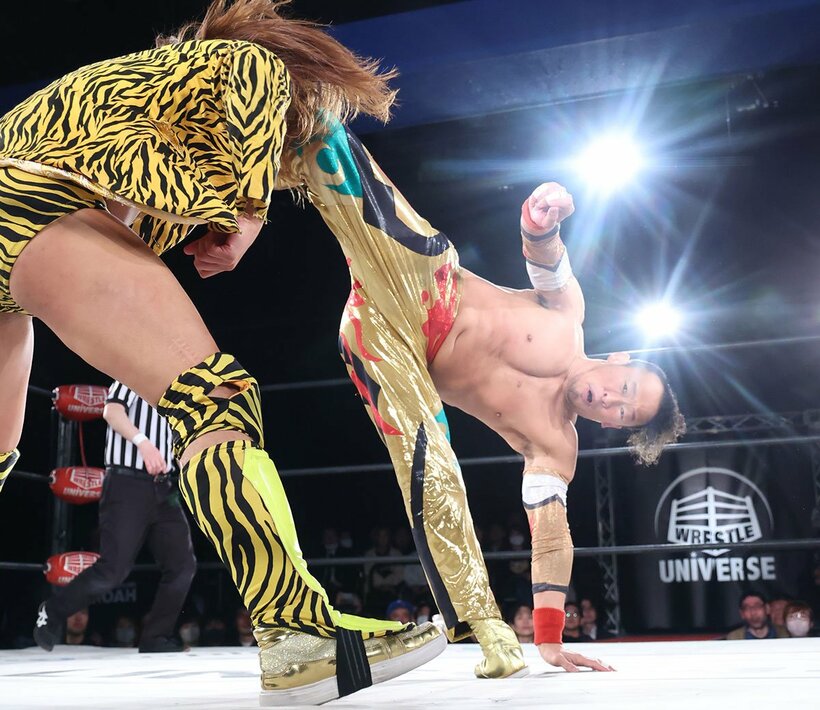 「UNIVERSE CUP」の１回戦で、黒潮TOKYOジャパン(左)に快勝した丸藤正道