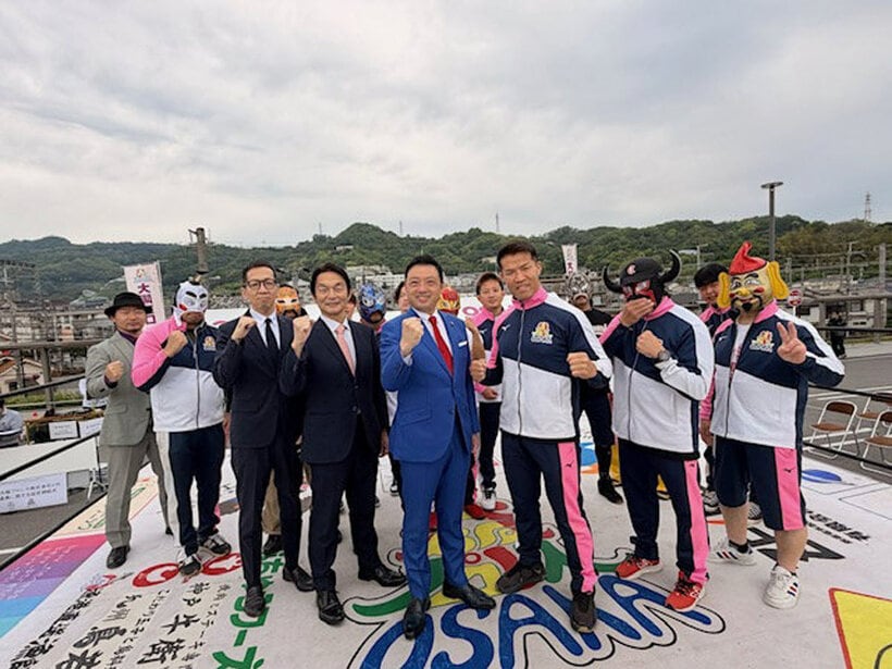 冨宅正浩市長（右から４人目）をはじめとする柏原市幹部とゼウスら大阪プロレスのレスラーたちはリング上でガッツポーズ（提供写真）