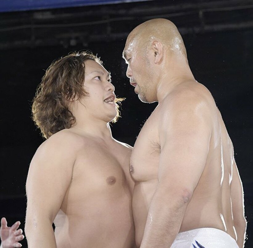  渡瀬瑞基（左）を威嚇する秋山準（ＤＤＴ提供）