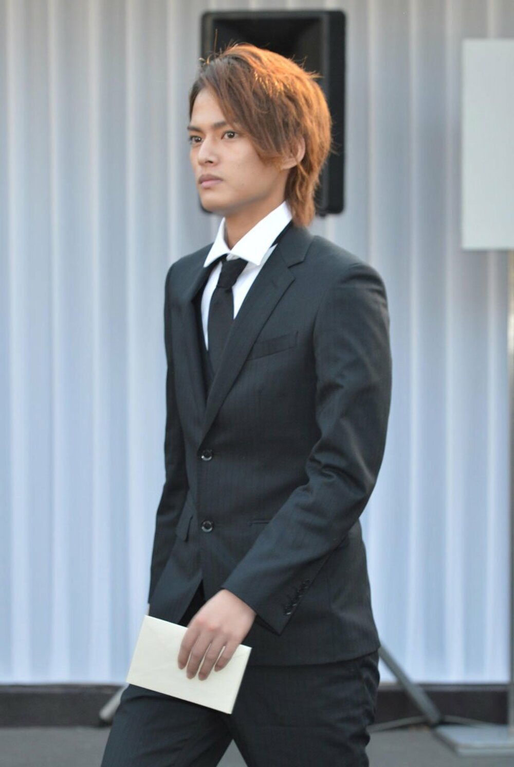 喪服姿の中山優馬