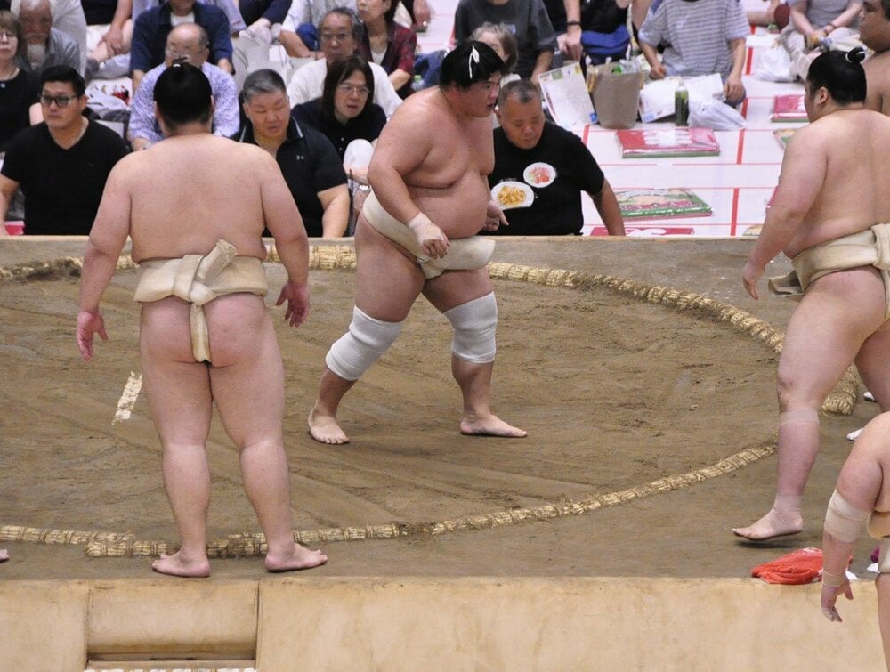 夏巡業で朝稽古を行う宇良(中央)