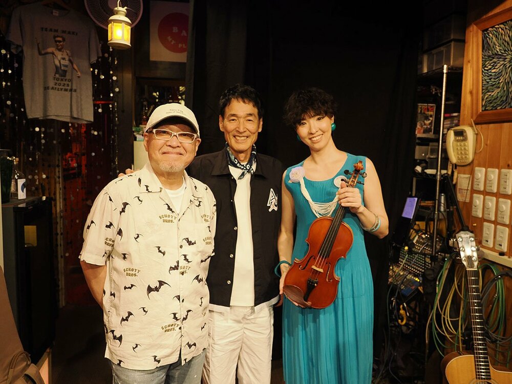 左から丸山ももたろう(Gt)、高山厳(Vo)、鈴木慶子(Vn)