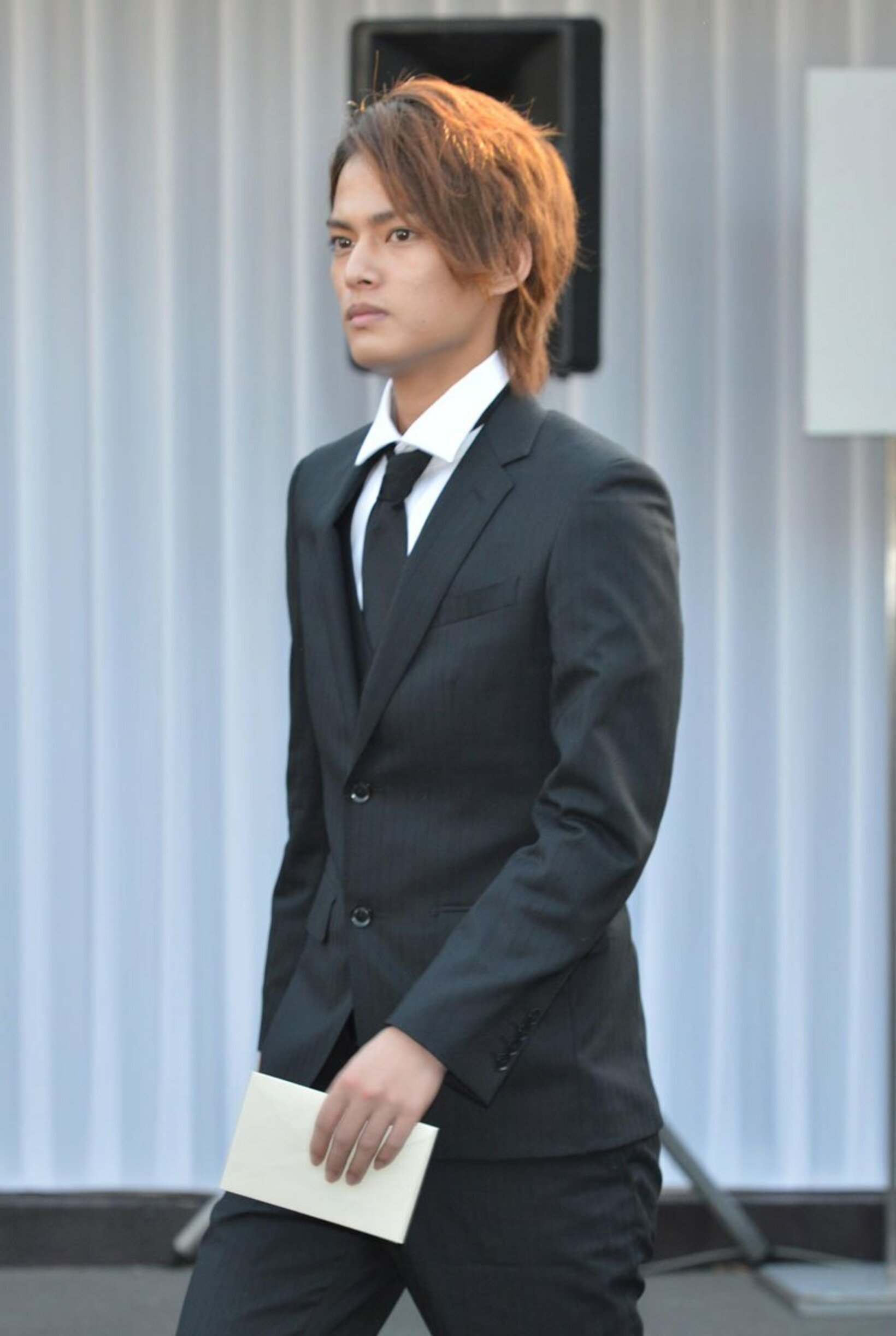 喪服姿の中山優馬