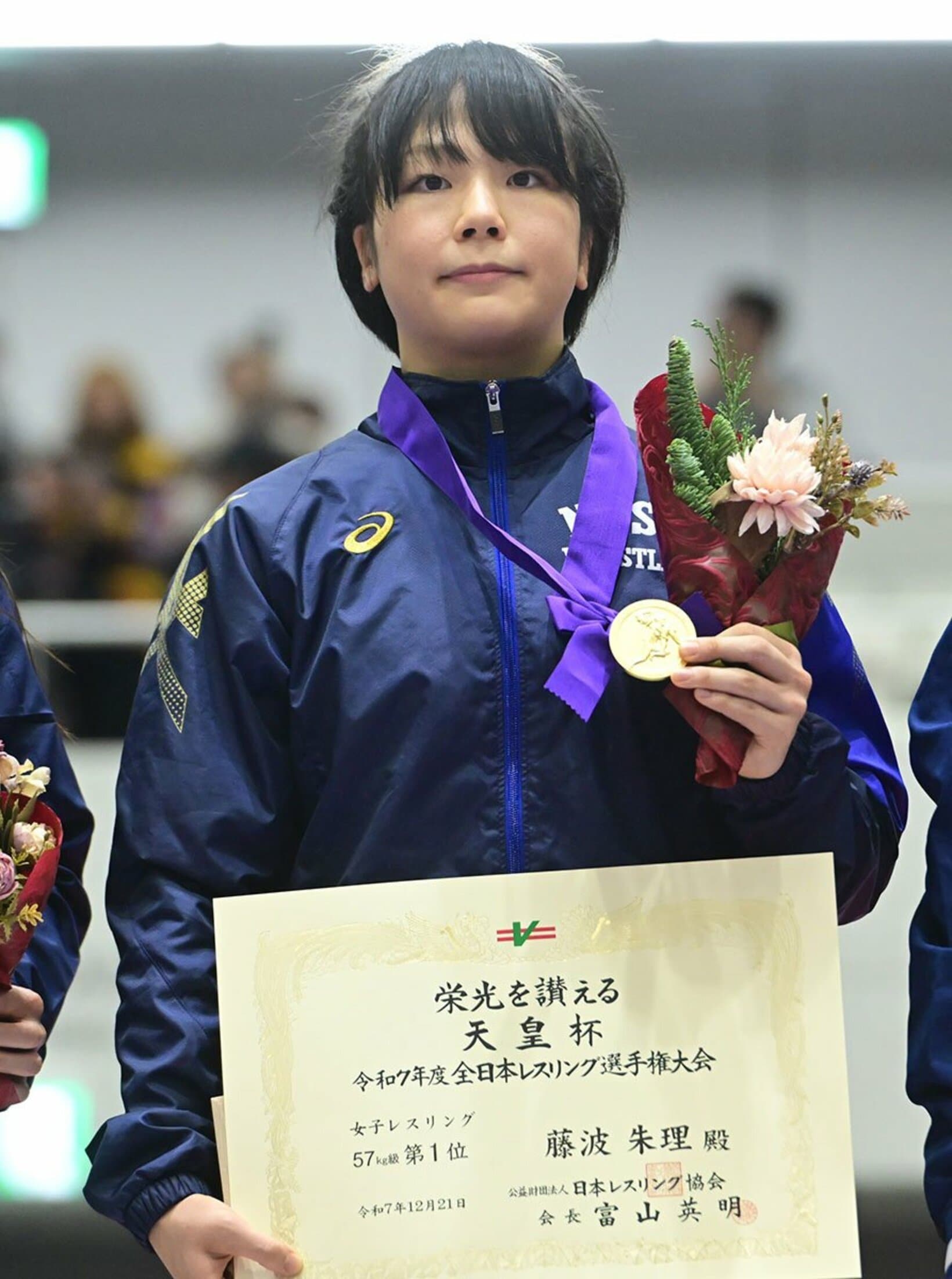 表彰台でメダルを受け取った藤波朱理