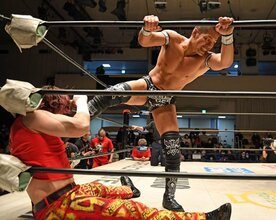  コーナーのＫＡＩ(左)を攻める土井成樹