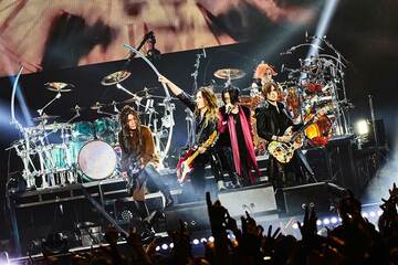 ＬＵＮＡ ＳＥＡ、有明アリーナ公演（前列左から）ＩＮＯＲＡＮ、Ｊ、ＲＹＵＩＣＨＩ、ＳＵＧＩＺＯ。（後列列）サポートドラマーの淳士。ＩＮＯＲＡＮの後方にある空席のドラムセットは真矢がこの公演で演奏する予定だったドラムセット