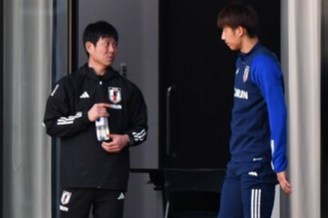 伊藤洋輝（右）と話をする森保一監督