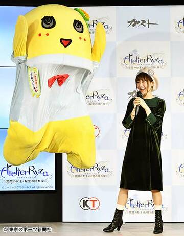  イベントで笑顔を見せる神田沙也加とふなっしー