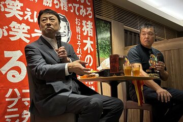 ８月にトークショーを行った小川氏（右）と川田