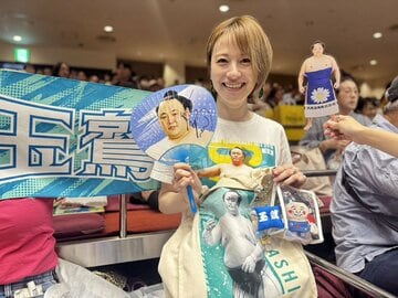玉鷲の応援のために、グッズ持参で国技館観戦に訪れた宮島咲良