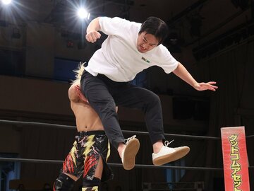 須見和馬にヒップアタックを見舞う田口隆祐