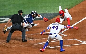 ２回にダイビングで本塁生還するゲレロ（右奥）　