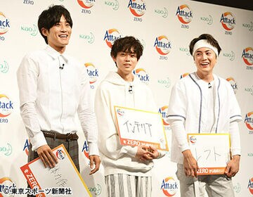  松坂桃李（左）をバレーボールに勧誘した間宮祥太朗（右）。中央は菅田将輝