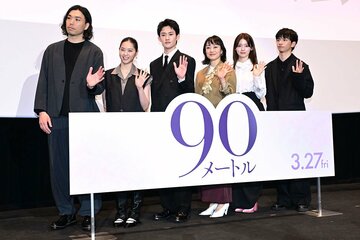 左から中川駿監督、西野七瀬、山時聡真、菅野美穂、南琴奈、田中偉登