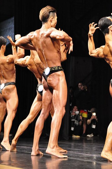 ポーズを決める石黒良