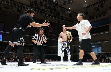 次期挑戦者決定じゃんけん大会で優勝した正田壮史（左）