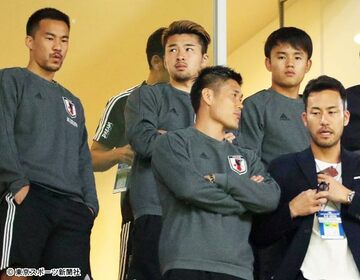  ベンチ外の久保（後列右）はスタンドで試合を見守った