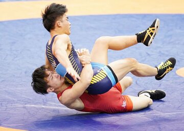  決勝で塩谷(上)を攻める片桐（代表撮影）