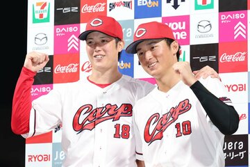 お立ち台で森下暢仁(左)と並ぶ広島・佐々木泰
