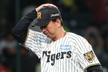 試合後、視線を落とす阪神・藤川監督