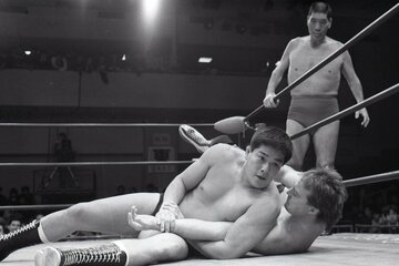デビュー戦でポール・ハリスにアームロックをかける田上明。後方はジャイアント馬場（１９８８年１月）