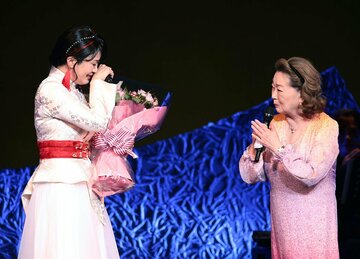 由紀さおり(右)に花束を渡され、涙する市川
