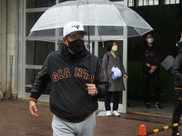  傘を差しながら室内練習場を後にする原監督(東スポWeb)