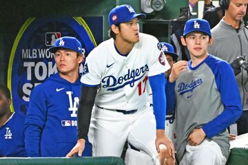 左から山本由伸、大谷翔平、佐々木朗希