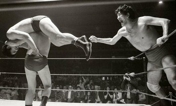  馬場と天龍が初師弟タッグを結成。パット・オコナーにエアプレーンスピンで担ぎ上げられた天龍に馬場（右）がゲキを飛ばす（東スポWeb）