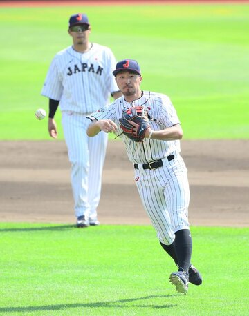  ノックを受ける菊池涼