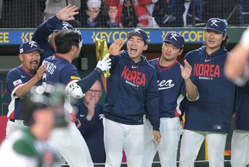 先制２ランのムン・ボギョン（左）を出迎えるキム・ヘソン（中）ら韓国ナイン