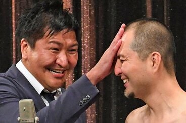 スリムクラブの真栄田賢と内間政成(右)