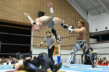 鮮やかな合体殺法を披露した石森太二(上とロビー・エックス
