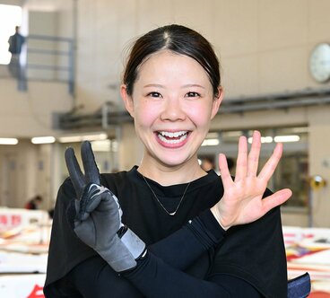 前検日に25歳の誕生日を迎え25のポーズを取る米丸乃絵