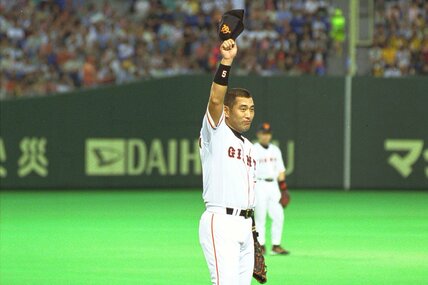 ３打席連続本塁打を放ってファンの声援に応える清原(２００１年６月９日＝東京ドーム)