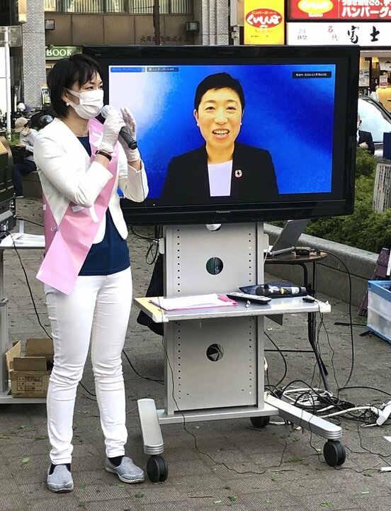  立憲民主党の辻元氏と東京都第８区総支部長の吉田はるみ氏（左）
