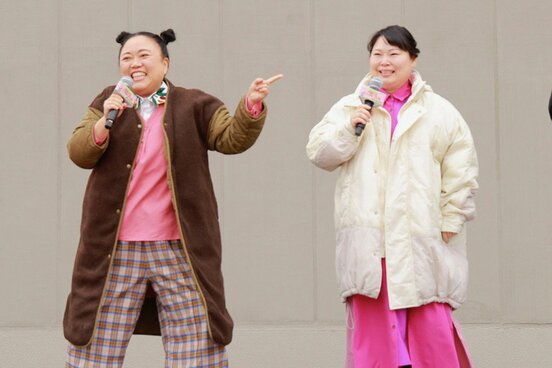 ニッチェの江上敬子(左)と近藤くみこ
