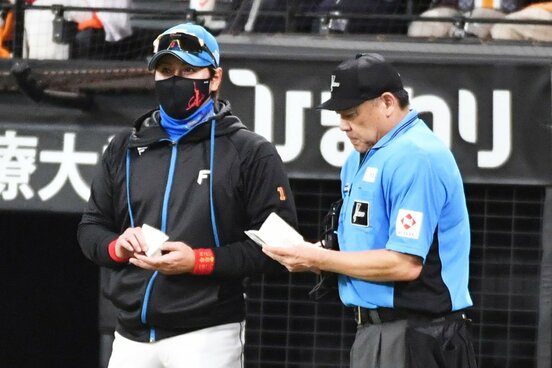 ケガ人続出で、日本ハム・新庄監督(左)の采配にも影響が…