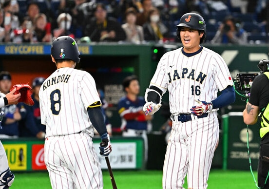 近藤健介(左)と大谷翔平