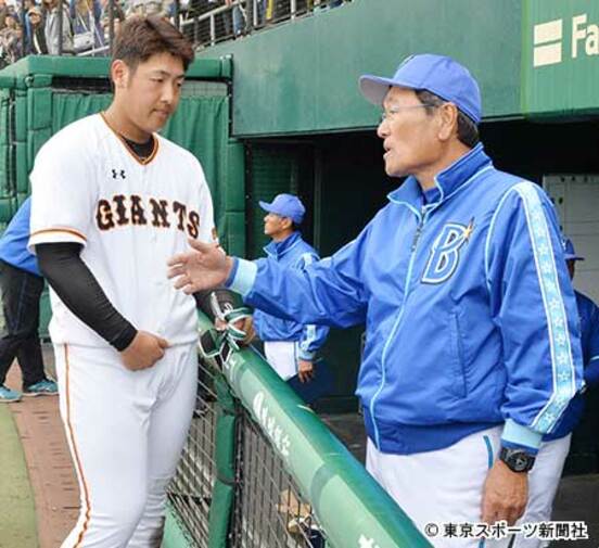 17日の練習試合であいさつに訪れた岡本(左)と話す田代コーチ