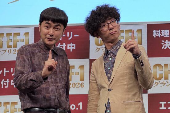 一夜明け会見に臨んだ「たくろう」（左から赤木裕、きむらバンド）