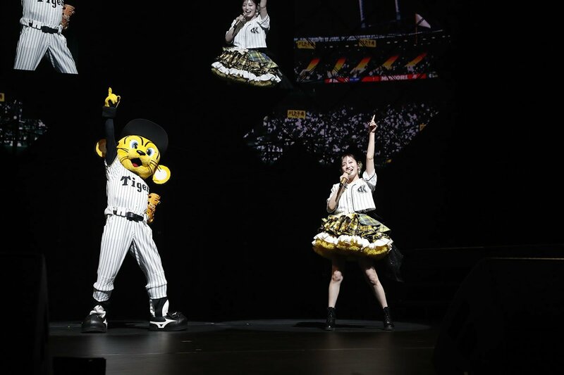 ステージにはトラッキー(左)も登場（©NMB48）