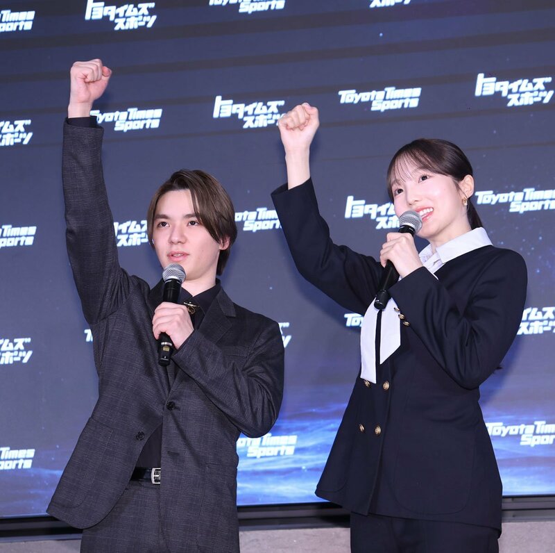 会見でアイスダンス復帰を発表した宇野昌磨(左)と本田真凜