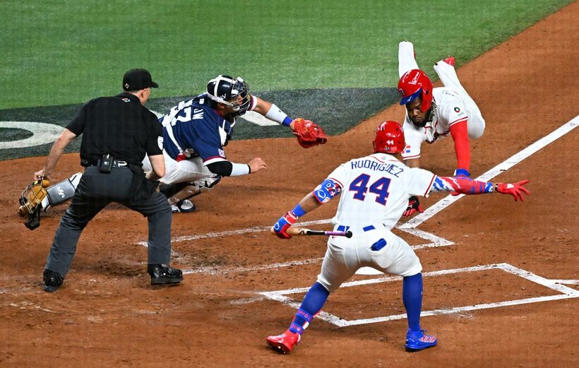 ２回にダイビングで本塁生還するゲレロ（右奥）　
