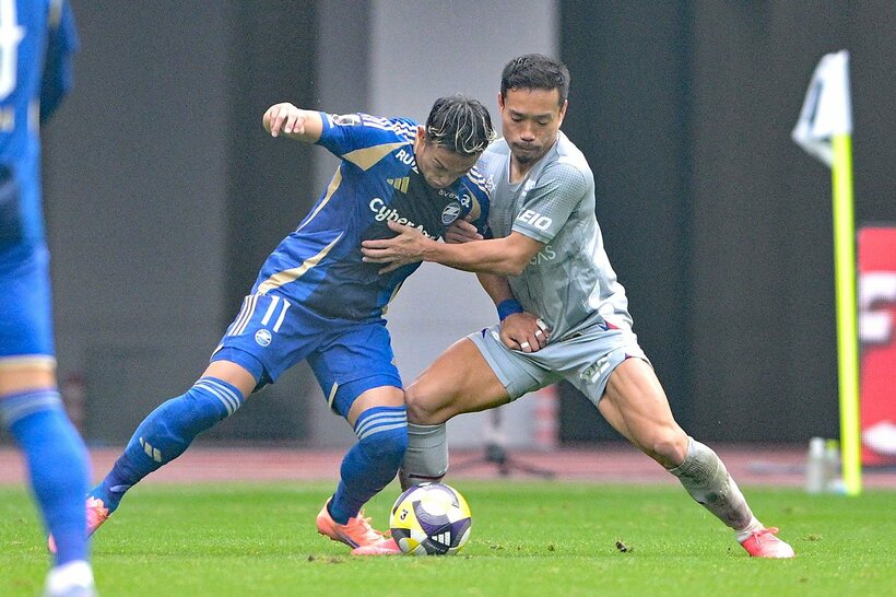 Ｊ１町田戦で激しい競り合いを見せたＦＣ東京のベテランＤＦ長友佑都(右)
