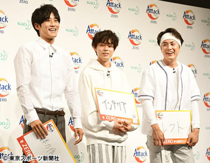  松坂桃李（左）をバレーボールに勧誘した間宮祥太朗（右）。中央は菅田将輝