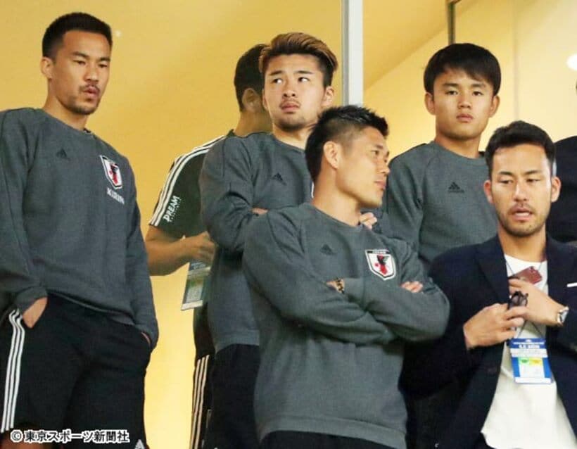 ベンチ外の久保（後列右）はスタンドで試合を見守った