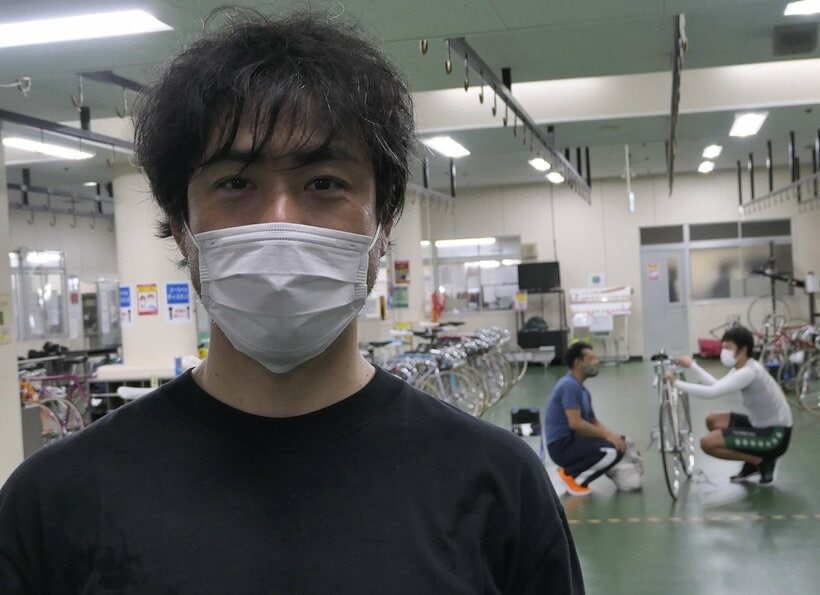  松永晃典の後ろでは和泉田喜一（後方左）が格清洋介と自転車談議