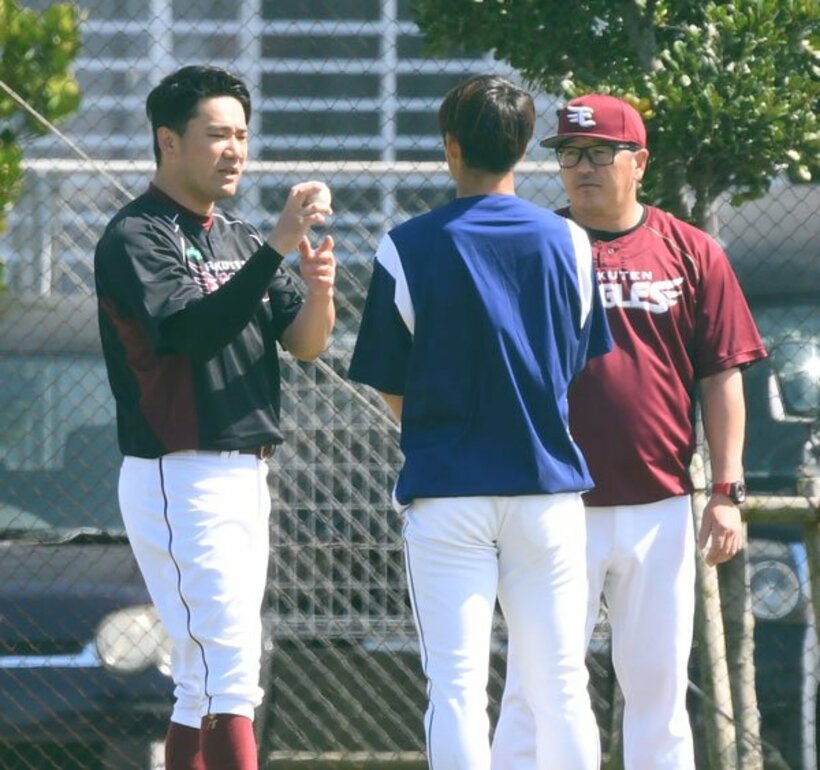 木下雄介（中央）と何やら話す田中将大